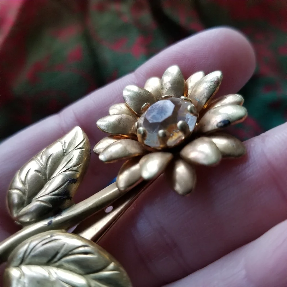 Vintage daisy flower brooch gold tone clear rhinestone flower pin